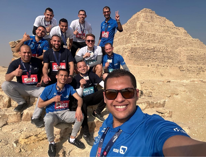 Das KSB-Team in Ägypten hat Spaß bei einem Ausflug.