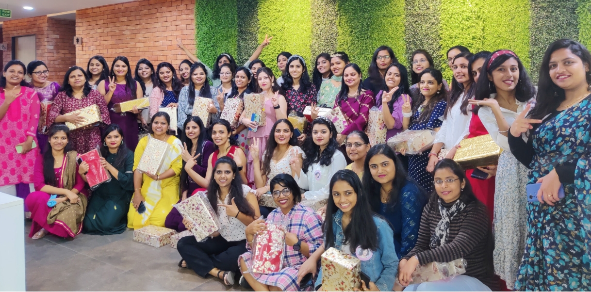 KSB-Mitarbeiterinnen in Indien feiern gemeinsam. 